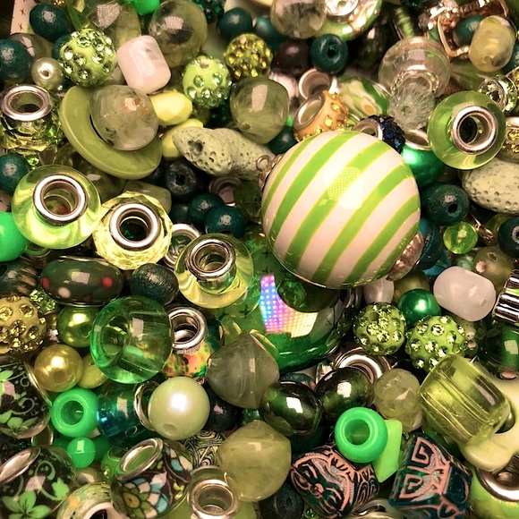 Large GREEN BEADS CHARMS DIY JEWELRY MAKING CRAFTING SUPPLIES BUNDLE MIXED LOT - Picture 10 of 11